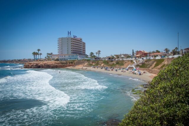 La playa en la reabrela de Cala Cerrada de Orihuela Costa después de dos días debido a la contaminación
