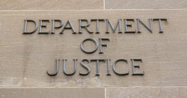 La purga del Departamento de Justicia continúa, los disparos incluyen investigadores de casos de documentos clasificados de Trump y los fiscales del 6 de enero.

