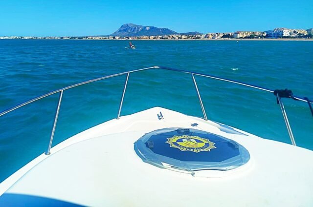 La tragedia evitada después de los niños, de 4 y 6 años, se deriva al mar en inflable en Costa Blanca

