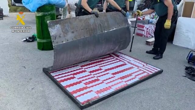 Las autoridades portuarias de Alicante se apoderan de 2.200 paquetes de tabaco de contrabando dentro de dos puertas
