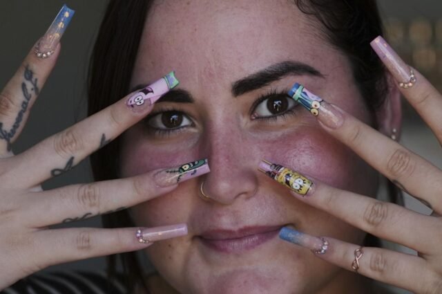 Las mujeres cubanas adoptan arte de uñas extravagante a pesar de las dificultades económicas
