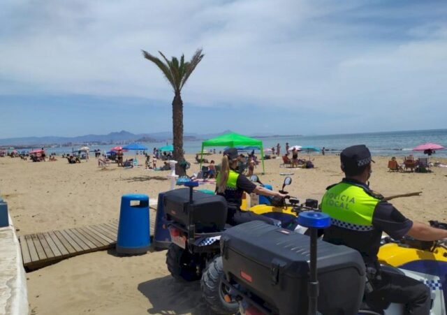 Las patrullas policiales de la playa aumentaron durante la temporada de verano en la ciudad turística de Costa Blanca
