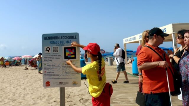 Las playas de Benidorm son de alta tecnología para ayudar a los visitantes con discapacidad visual
