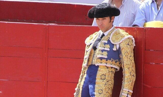 Legendario luchador bull español arrestado en Madrid después de 'pelear con la policía fuera de la tienda de hamburguesas'
