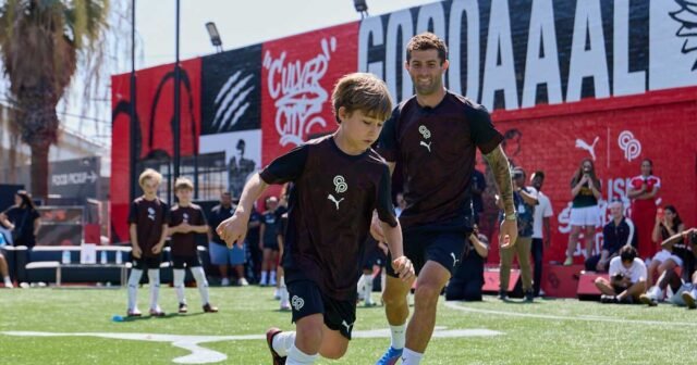 Lejos de la copa de oro, Christian Pulisic se conecta con jugadores jóvenes
