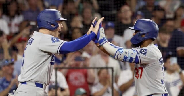 Los Dodgers muestran su ofensiva revivida en victoria sobre los Medias Rojas de Boston
