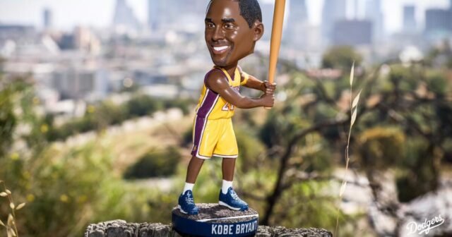 Los Dodgers revelan Kobe Bryant Bobblehead que se entregarán el 8 de agosto.
