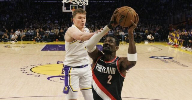 Los Lakers aceptan los términos del Centro DeAndre Ayton
