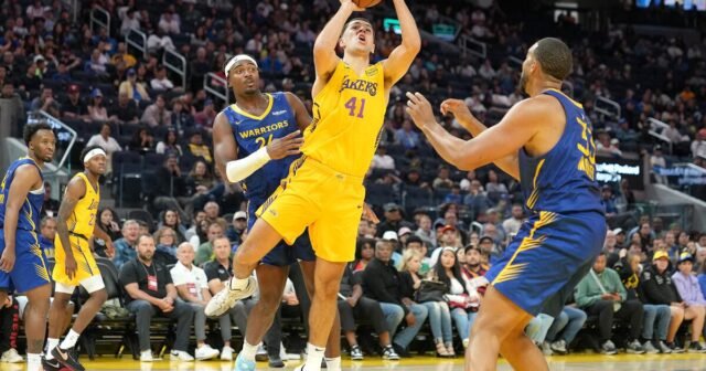 Los Lakers pierden el primer partido clásico de California mientras Bronny James se sienta
