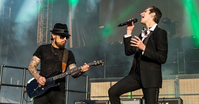 Los compañeros de banda de adicción de Jane se demandan en una pelea en el escenario que terminó la gira
