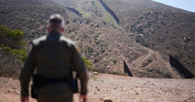 Los cruces ilegales a lo largo de la frontera sur alcanzan la nueva baja histórica
