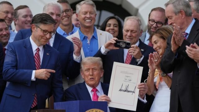 Los demócratas apuntan a los republicanos sobre la agenda legislativa de Trump en los estados de campo de batalla
