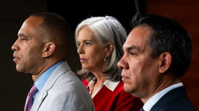 Los demócratas aumentan la ofensiva del ayuntamiento en los distritos republicanos con enfoque en Epstein
