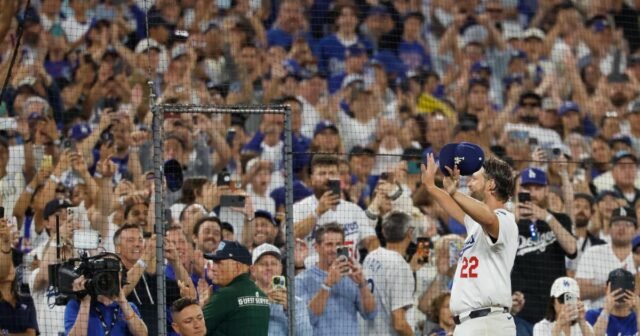Los fanáticos de los Dodgers celebran a Clayton Kershaw alcanzando 3.000 ponches
