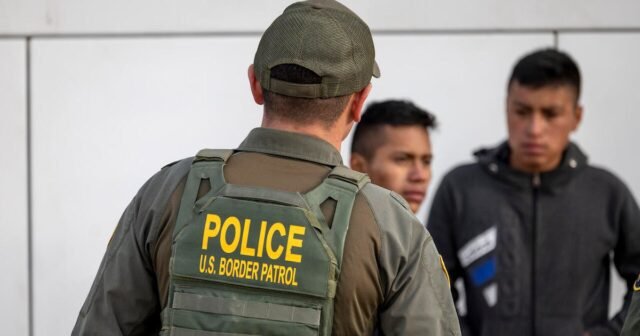 Los funcionarios fronterizos ordenaron que los adolescentes migrantes la opción de regresar a casa voluntariamente
