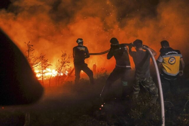 Los incendios forestales sirios se extienden debido a fuertes vientos y restos de guerra
