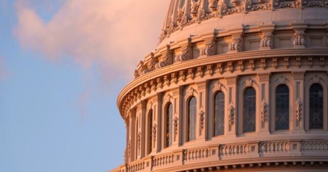Los legisladores bipartidistas reupcan el proyecto de ley de inmigración en medio de la represión de deportación de Trump
