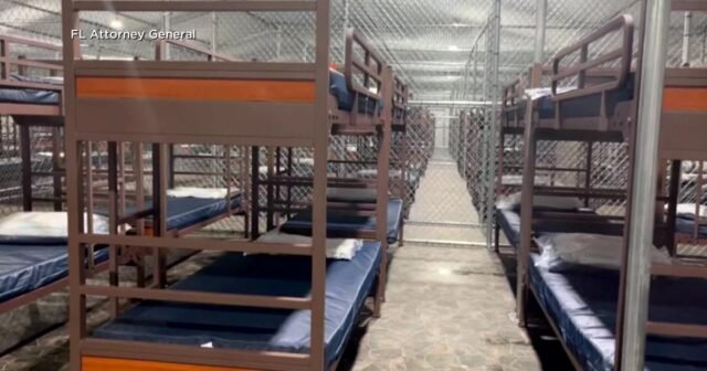 Los legisladores de Florida visitan Alligator Alcatraz por primera vez después de semanas de que se les niegue la entrada

