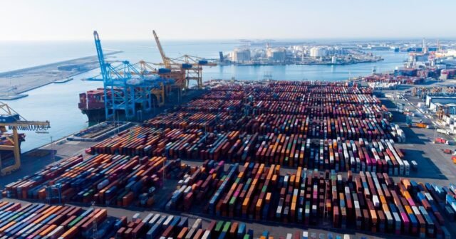 Los mercados de valores reaccionan a las últimas amenazas arancelarias de Trump contra la UE y México
