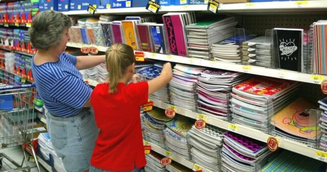 Los padres se apresuran a comprar suministros escolares antes de la fecha límite de tarifas

