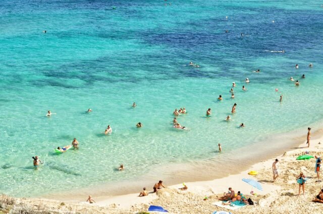 Los pisos de vacaciones costeras de España están en gran medida reservados para agosto, con Mallorca turistfóbico casi al 100%
