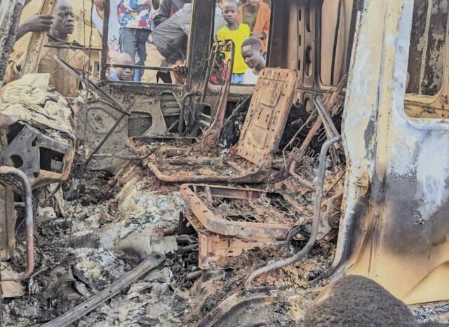 Los rebeldes respaldados por el Estado Islámico atacan una Iglesia Católica en el este del Congo, matando al menos 34

