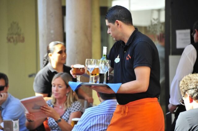Los turistas británicos salpican el efectivo en los restaurantes Benidorm mientras los españoles recortan
