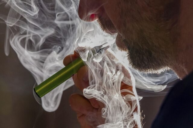 Los vapes desechables arrojan metales tóxicos en niveles más altos que los cigarrillos, descubre el estudio
