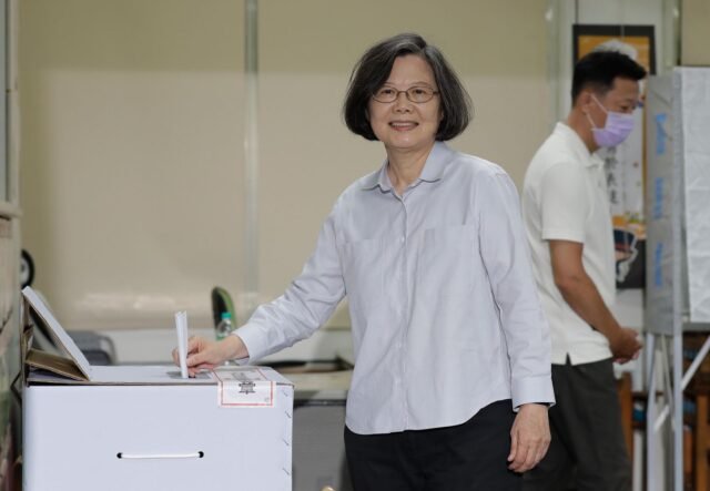 Los votantes taiwaneses rechazan la oferta para expulsar a los legisladores de la parte amigable para China en una encuesta observada
