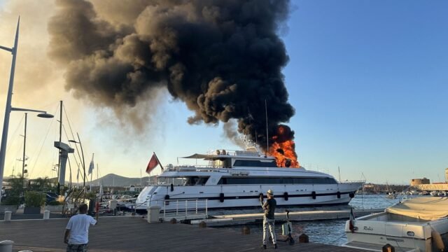 Luxury £ 80 millones de superyates británicos estalla en llamas en el exclusivo resort de Hols mientras los miembros de la tripulación rescatados de Raging Blaze
