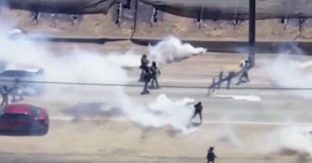 Manifestantes, los agentes federales chocan después de la redada de inmigración en California Cannabis Farm
