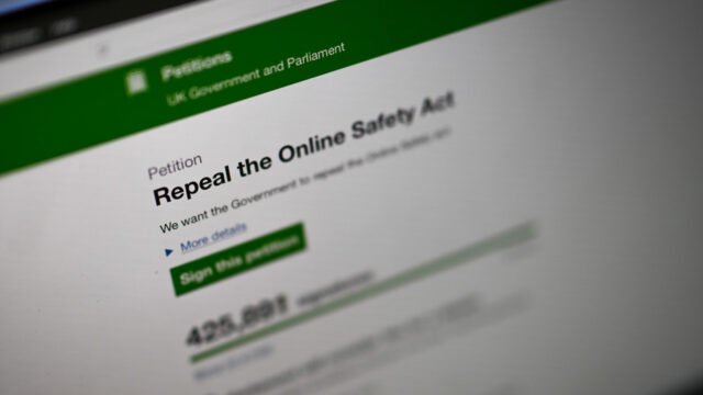 Más de 400,000 demandas finales a las nuevas reglas de Internet del Reino Unido - RT World News
