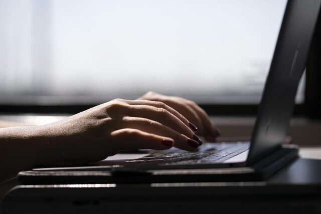 Más restricciones en línea más estrictas en el contenido de adultos, la encuesta encuentra
