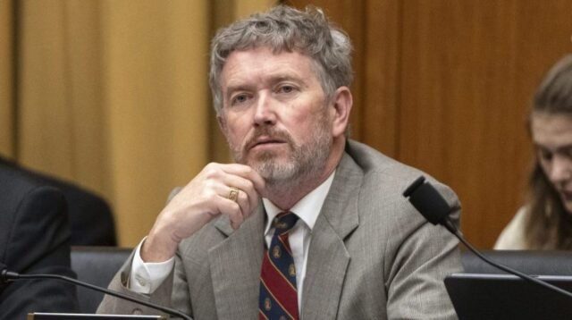 Massie se mueve para forzar el voto de lanzar archivos de Epstein
