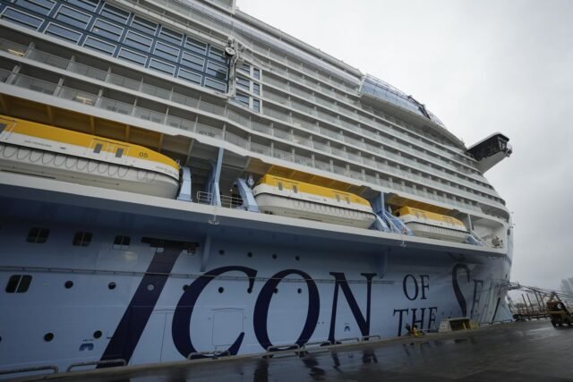 Miembro de la tripulación en el icono de los mares de Royal Caribbean muere después de saltar fuera del barco
