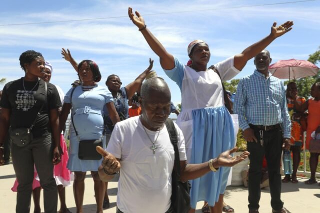 Miles de haitianos marcan la peregrinación anual lejos de una cascada sagrada rodeada de pandillas
