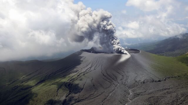 Miles de turistas cancelaron las vacaciones después de que el desastre natural aterrador y terrible de Japón predijo un desastre natural aterrador

