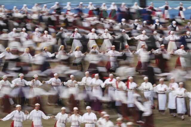 Miles de voces se unen en la canción en el festival del coro tradicional que celebra la cultura de Estonia
