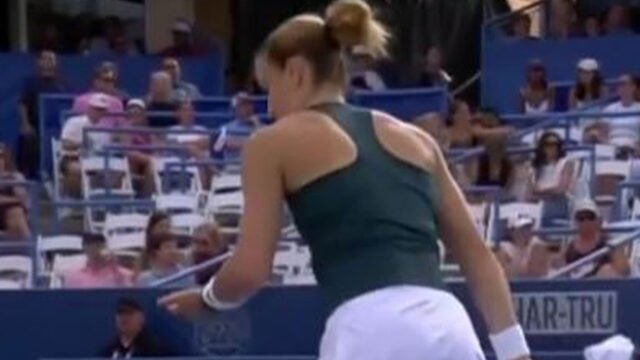 Momento de la estrella del tenis salva el insecto de ser aplastado en la cancha ... solo para que Ball Boy lo mate segundos después
