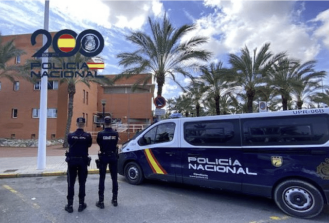 Mujer arrestada en la estación de policía de Elche por 122 cargos mientras renovaba la identificación
