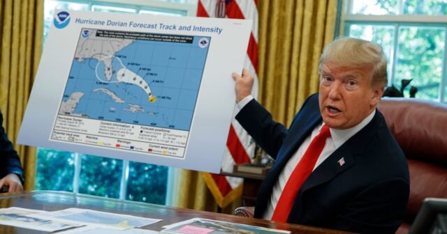 NOAA pone a 2 funcionarios que investigaron a Trump por cambiar un mapa de pronóstico con licencia

