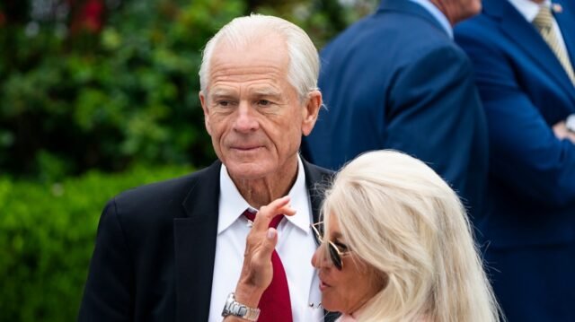 Navarro promociona 'Trumpnomics' en Rant contra Powell, Reserva Federal
