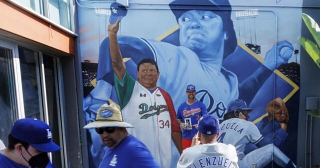 Nuevo mural en el Dodger Stadium honra a Fernando Valenzuela
