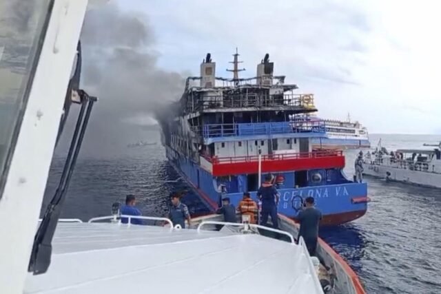 Número de personas salvadas de la quema de ferry indonesios a 575, dicen los rescatistas
