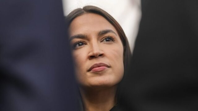 Ocasio-Cortez critica el límite 'sin impuestos' de $ 25,000 del Senado sobre las propinas '
