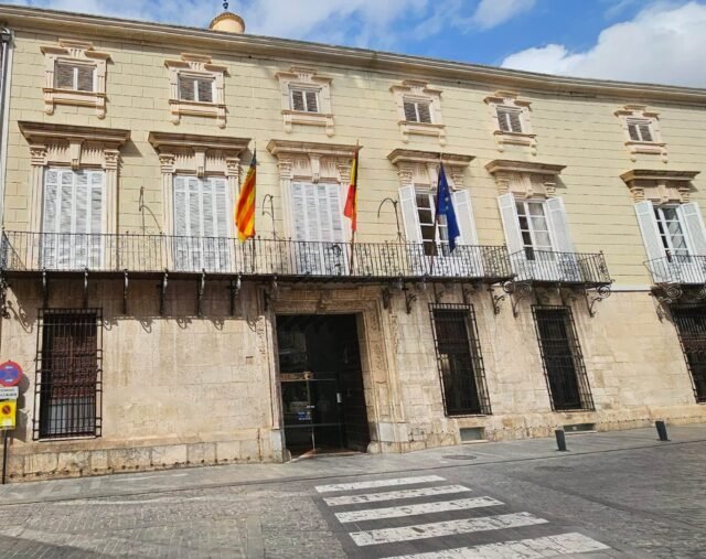 Orihuela aprueba 330,000 € en subvenciones para apoyar el patrimonio histórico, los deportes de base y el comercio local

