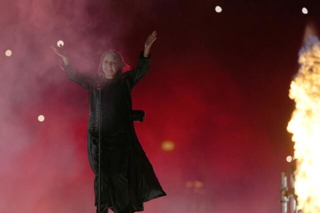 Ozzy Osbourne dice despedida a la presentación en vivo con un show de la ciudad natal para 40,000 fanáticos
