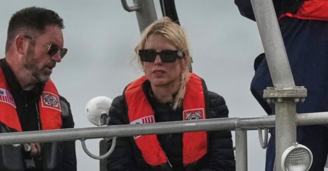 Pam Bondi, Doug Burgum visita Alcatraz para promover la reapertura de la prisión
