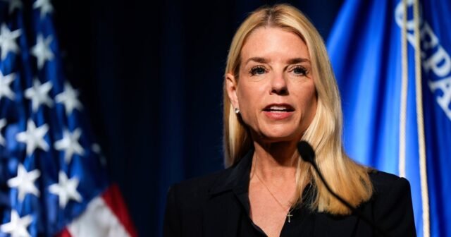 Pam Bondi presenta la 'queja de mala conducta' contra el juez federal que dibujó la ira de Trump
