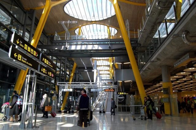 Pandilla pagó 'mulas' € 10k cada una para recoger maletas llenas de cocaína desde el aeropuerto de Madrid
